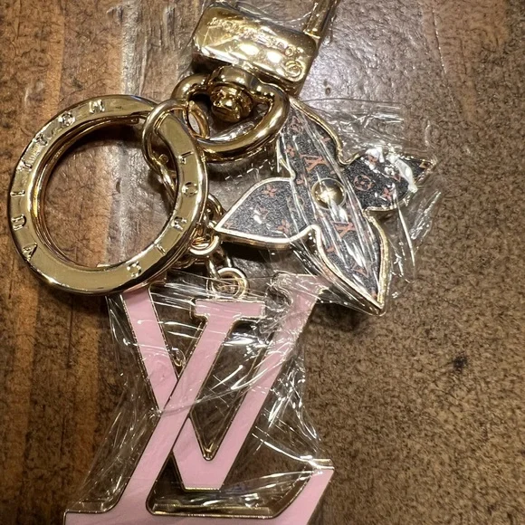 Louis Vuitton Pink and Gold Monogram Key Holder - Picture 5 of 5